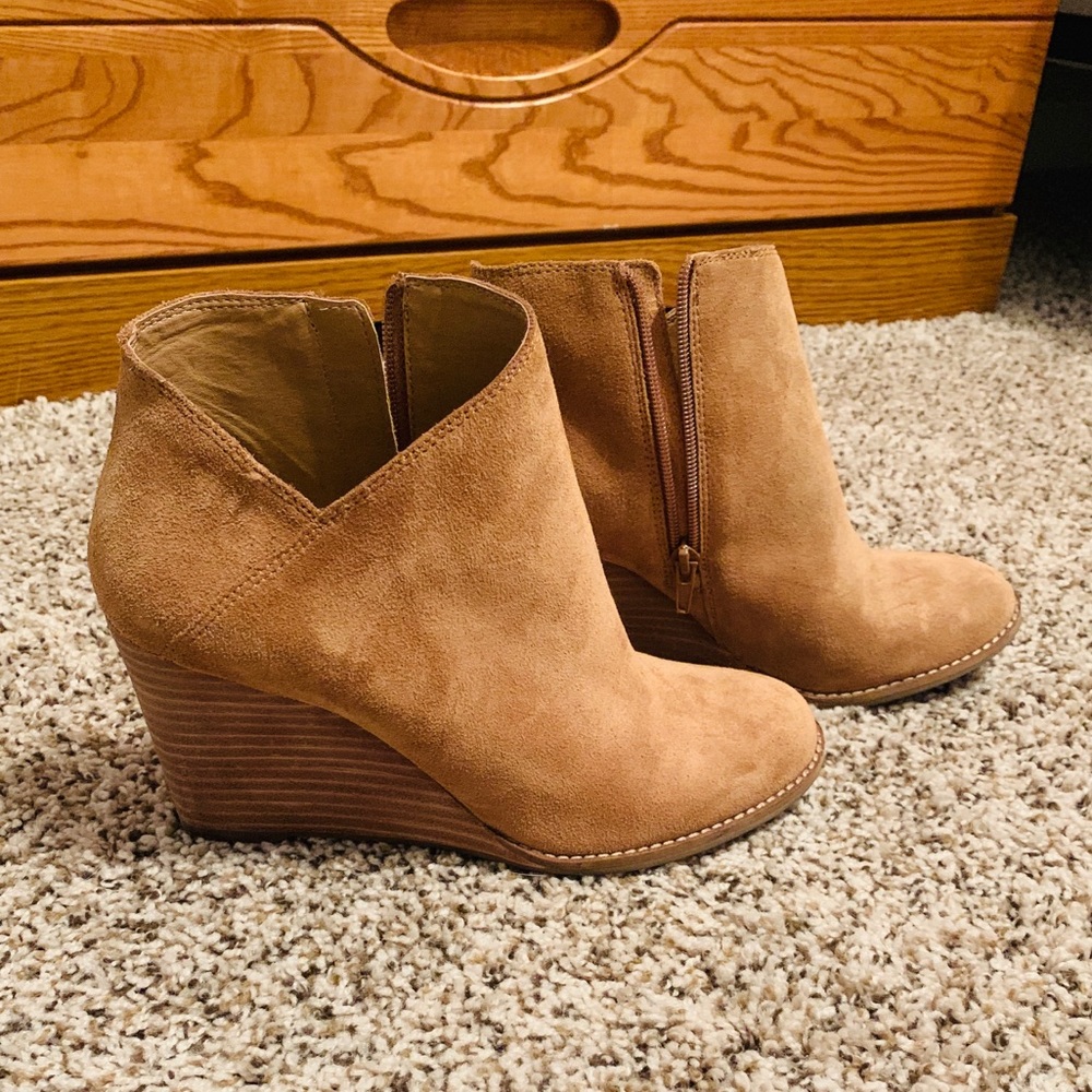 LUCKY BRAND WOMENS YAKEENA WEDGE B - TAN